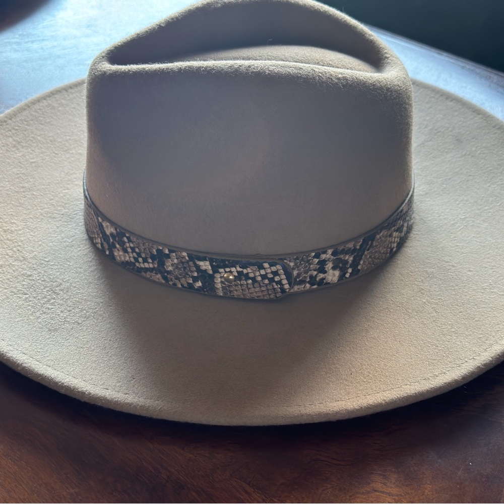 Stylish Beige Hat with Snakeskin Detail